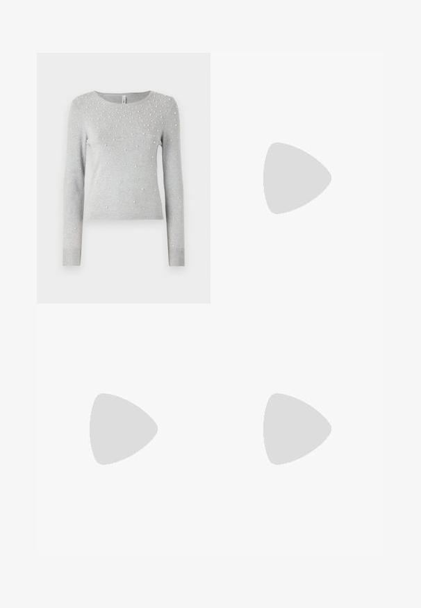 Pull en maille gris à manches longues, col rond, avec des embellissements en perles blanches éparpillées. Manches et bas côtelés.; Noisy May NMJANNEL LOOSE - Jean boyfriend - black denim; Mocassins plateformes en cuir noir avec un bout arrondi et une large sangle sur le devant. Dotés d'un talon carré épais et d'une texture lisse.; Boucles d'oreilles en argent au design minimaliste. Forme circulaire, texture lisse et profil fin. Légères avec une finition polie.