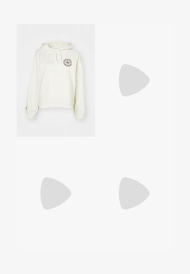 Kremeni dukserica s širokim krojem, s kapuljačom na vezanje i prednjim džepom. Ima okruglu logotipnu oznaku tamnosmeđe boje na grudima.; Svijetložuti bezrukavni crop top, izrađen od mekanog materijala. Ima okrugli izrez i crni brendirani detalj na unutrašnjem ovratniku.; Crne atletske kratke hlače s visokim elastičnim pojasom, izrađene od glatkog, elastičnog materijala. Imaju prilagođen dizajn i minimalne detalje šivanja.; Crna sportska majica, svijetlo žute šorts hlače s elastičnom trakom, crne atletske tenisice i zavežljaji na zapešćima, stoji pored kettlebell-a.