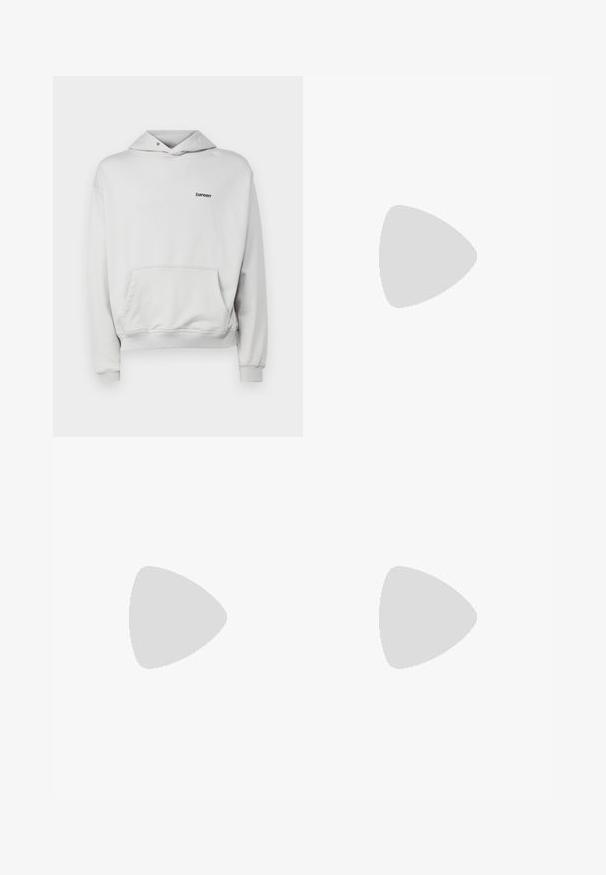 Bareen BOJAN OVERSIZE HOODIE - Sweatshirt - micro chip; Sorte, joggebukser med elastisk liv, løs passform, mansjetter på ankler, glatt tekstur og uten synlige mønstre eller hardware-detaljer.; Hvit Nike Air Max 90 sneakers med øvre del laget av mesh og skinn, perforert tåboks og en synlig luftenhet i hælen.; Sorte solbriller med mat finish, rektangulære linser, lett kurv på brillestengene, diskret logo detaljer, og røyktinted linser.