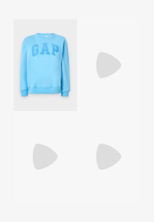 Sudadera de color azul claro hecha de una mezcla de algodón, con cuello redondo, mangas largas y la palabra "GAP" bordada en un azul más oscuro.; Camiseta de manga corta a rayas hecha de tela acanalada. Presenta rayas azul claro sobre un fondo blanco. Detalles en azul en el cuello y en las mangas.; Jeans de mezclilla azul de pierna ancha con cintura alta, dos bolsillos frontales y dos traseros, con un acabado limpio y un leve desvanecimiento.; Zapatilla de lona alta blanca con suela de goma negra, puntera de goma frontal y seis ojetes para los cordones, que presenta un diseño limpio y minimalista.