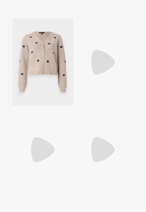 Beige stickad cardigan med V-hals, med svarta hjärtmönster, långa ärmar och framknappar. Mjuk textur och kort design.; Svarta byxor med rak passform, utrustade med framfickor och sidoklyvningar vid fållen. Tillverkade av mjukt, slätt tyg. Lämpliga för olika tillfällen.; Svarta lackerade klacksandaler med fyrkantig tå, ankelremmar och silverfärgade spännen. Har en kraftig blockklack för stabilitet.; Brun läder tote-väska med en slät textur, öppen toppdesign och två axelremmar. Har minimal söm och ingen synlig metalldetalj.