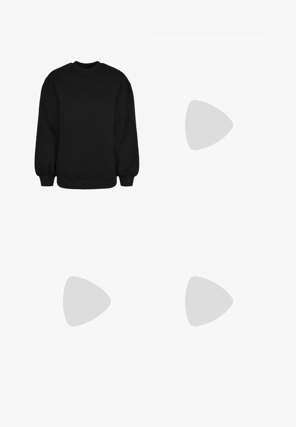 Sudadera negra con cuello redondo, mangas largas con puños elásticos y un dobladillo acanalado. Hecha de un tejido suave y texturizado.; Pantalones negros, ligeros, con cintura elástica y tobillos fruncidos. La tela es suave y presenta un diseño relajado y ajustado.; Zapatillas negras con una mezcla de materiales lisos y texturizados, suelas gruesas, forma redondeada y costuras decorativas. Presentan un puño suave y acolchado.; Bolso de hombro de cuero negro con forma redondeada, acabado brillante y herrajes plateados. Persona vistiendo pantalones anchos negros y mocasines con tachuelas.