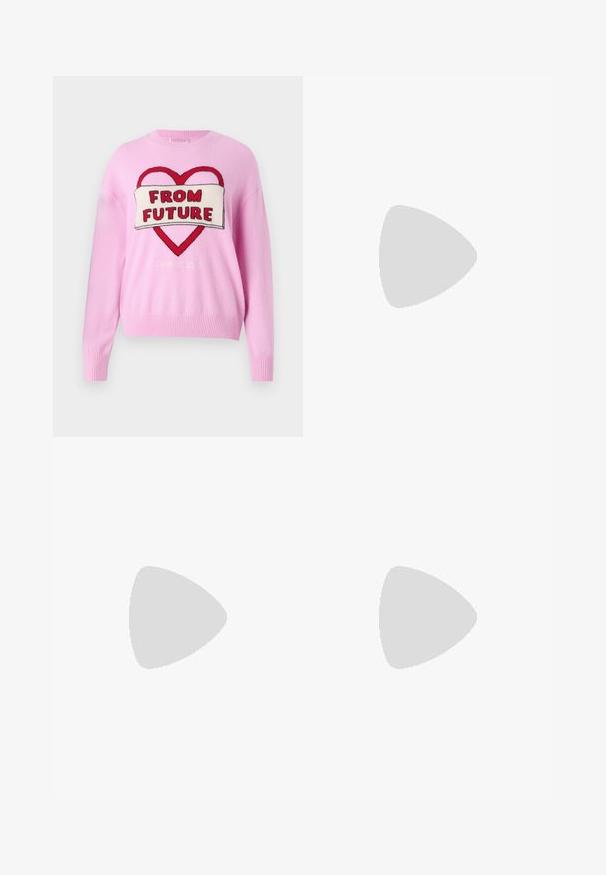 Pull en tricot rose avec un motif en forme de cœur et le texte "FROM FUTURE" en rouge. Manches et ourlet côtelés. Le tissu semble doux et confortable.; Pantalon noir ajusté avec une coupe droite, présentant une texture lisse et des plis nets sur le devant. Aucune quincaillerie visible.; Sandale à talon en cuir noir avec sangle de cheville ajustable, design à bout ouvert et talon carré. Texture lisse, style minimaliste.; Sac à main en cuir noir avec un design structuré, featuring une forme cropped, une poignée supérieure et des accents en matériel doré. Bandoulière réglable incluse.