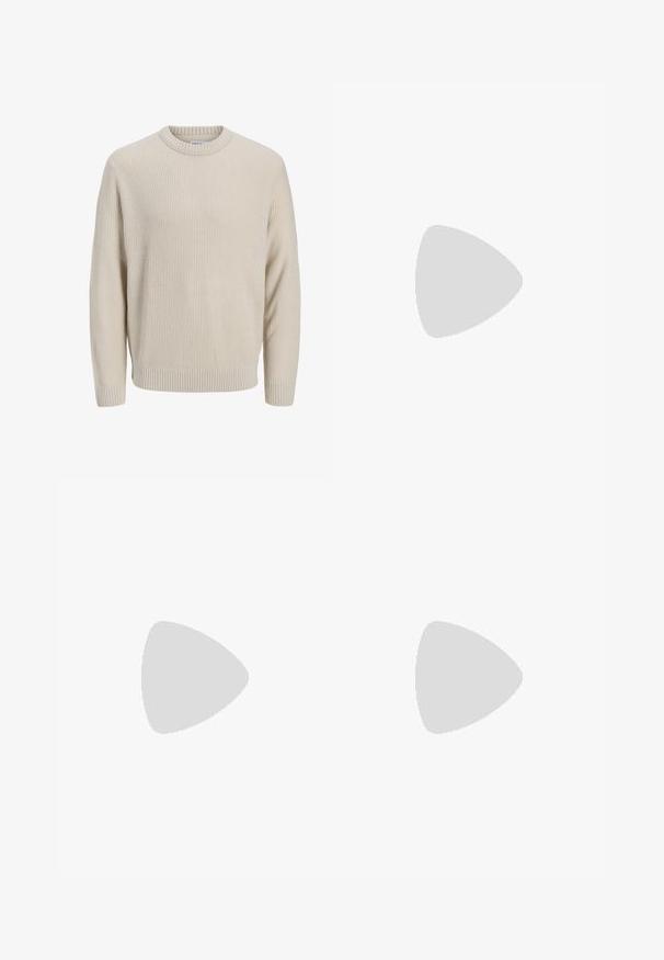 Maglione lavorato a maglia beige chiaro con motivo testurizzato, colletto rotondo, polsini e orlo a coste, e una vestibilità rilassata.; Jeans in denim azzurro chiaro con vita alta, bottone anteriore, cerniera e design a cinque tasche, adagiati su uno sfondo neutro.; Sneaker bianco con accenti neri e grigi, dotata di una punta grigia testurizzata, suola in gomma nera e lacci bianchi piatti. Design pulito, stile minimalista.; Borsa a spalla in pelle nera con chiusura a zip, caratterizzata da un corpo testurizzato, cuciture bianche e una tracolla con occhielli in argento.