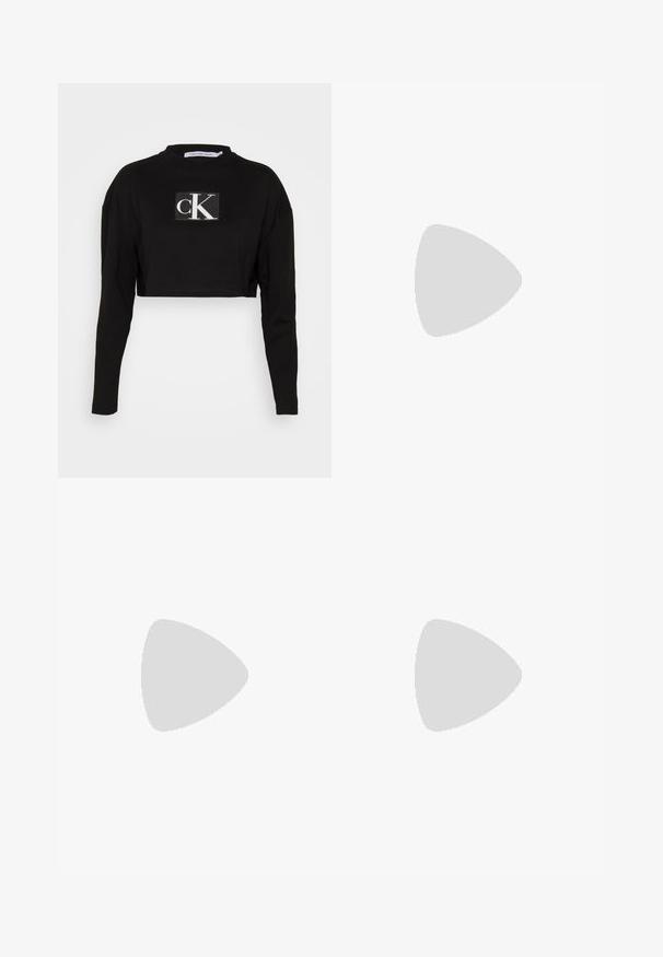 Calvin Klein Jeans SEQUIN LONG SLEEVE SHORT - Sweatshirt - black; Sorte højtaljede jeans lavet af denim, med en lige bendesign, forlommer, lynlås og metalknaplukning.; Sort læder Chelsea-støvle med elastiske sidepaneler, rund tå, kraftig gummisål og trækstrop ved hælen. Strukturerede og glatte overflader.; Sorte rektangulære solbriller med mørke linser, lavet af glat plast. Har gyldne bogstaver på siden, slanke stænger og moderne design.