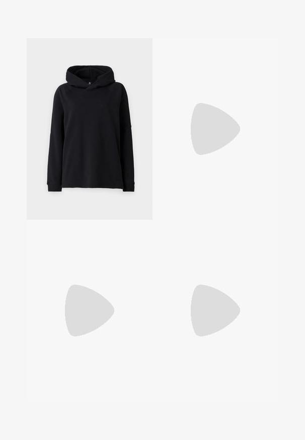Felpa nera con cappuccio realizzata in tessuto morbido, caratterizzata da una vestibilità comoda, polsini a costine e una tasca a marsupio. Design semplice e classico.; Jeans ampi di colore blu chiaro in denim, con vita alta, cinque tasche e cuciture visibili lungo le cuciture.; Sneaker bianco in pelle con punta perforata, suola testurizzata e lacci bianchi, abbinati a pantaloni rossi larghi e uno sfondo blu e giallo.; Donna con lunghi capelli scuri, vestita con un completo nero, che porta una borsa a tracolla in pelle nera, mentre guarda oltre la spalla su uno sfondo bianco.; Orecchini a cerchio in argento con un design minimalista. Forma circolare, superficie liscia e profilo sottile. Leggeri con una finitura lucida.
