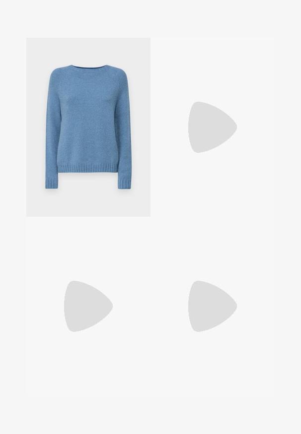 Weekend Max Mara GHIACCI - Strikkegenser - azzurro; Hvit bomull T-skjorte med rund hals og korte ermer, med en avslappet passform og minimalistisk design. Merke synlig ved nakken.; Lys blå denim maxi skjørt med rett snitt, med sidespalter og fem-lommers design. Fremtredende søm og metallknapplukking.; Svart skinnballettflatt med rund tå, glatt tekstur, minimal sømdetalj, og et fleksibelt såledesign.