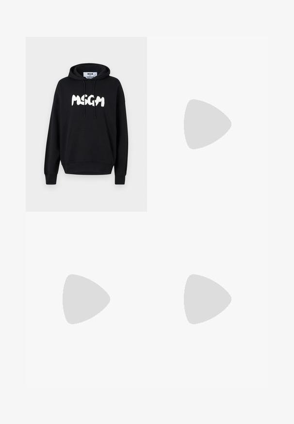 Czarna bawełniana bluza z kapturem z przednią kieszenią, regulowanymi sznurkami i dużym białym logo "MSGM" na piersi. Miękka w dotyku.; Ciemnoniebieskie dżinsy prostego kroju z przodu na guzik, z suwakiem, podwójnymi kieszeniami z przodu oraz widocznymi pionowymi zmarszczeniami na nogawkach.; Czarne skórzane mokasyny o gładkiej fakturze, zaokrąglonym nosku i dekoracyjnym pasku na przodzie. Niski, warstwowy obcas, minimalistyczny design.; Czarna skórzana torba na ramię z klapką, z metalowymi elementami w srebrnym kolorze i dwoma okrągłymi akcentami. Posiada odczepiany pasek. Gładka faktura.