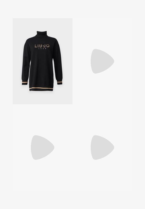 Zwarte coltrui met lange mouwen, voorzien van een rhinestonen logo "LIU JO" en het jaartal "1995", afgewerkt met beigekleurige strepen aan de onderrand en manchetten.; Zwarte hoge taille flared jeans van denim, met een knoopsluiting, riemlussen en zijzakken. Gladde textuur met minimale vervaging.; Zwarte leren enkellaars met spitse neus en lage kitten heel, gladde afwerking, zijrits, getoond op een neutrale achtergrond.; Plissé crèmekleurige handtas van zacht materiaal, met een gevlochten gouden kettingaccent en een aantrektouwsluiting voor een verstelbare vorm.