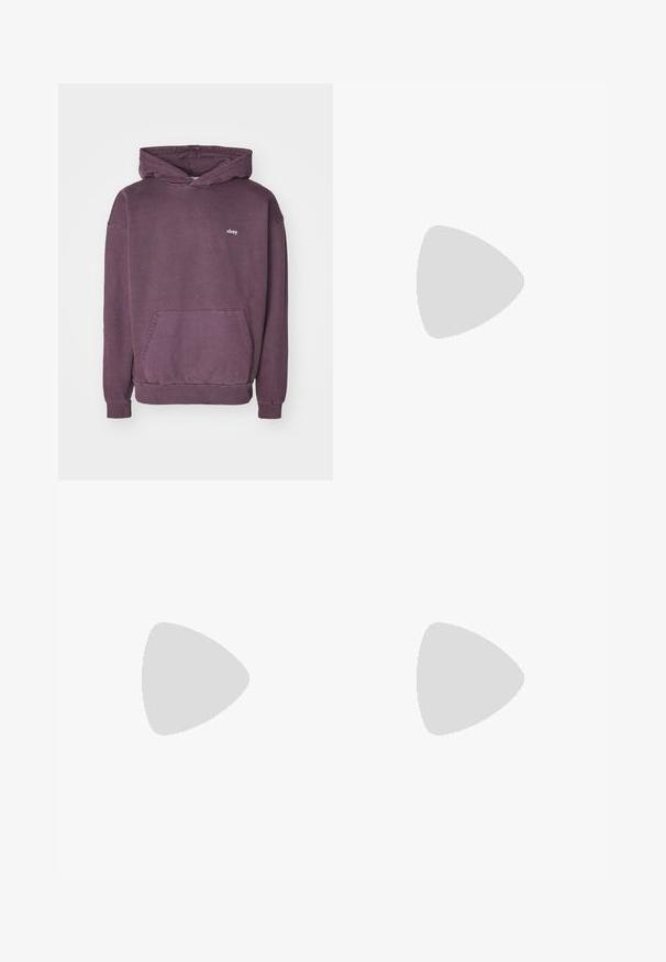 Obey Clothing LOWERCASE HOOD UNISEX - Felpa - pigment plum perfect; T-shirt Adidas di colore grigio carbone con maniche corte e una piccola grafica neon verde di altoparlanti, sole e logo Adidas sul lato sinistro del petto.; Pantaloni sportivi neri in tessuto leggero, con vita regolabile tramite cordoncino e strisce laterali bianche. Vestibilità comoda e texture liscia.; Sneaker bianco e nero con tomaia in suede e pelle, caratterizzati da tre strisce bianche, punta perforata e suola in gomma naturale.