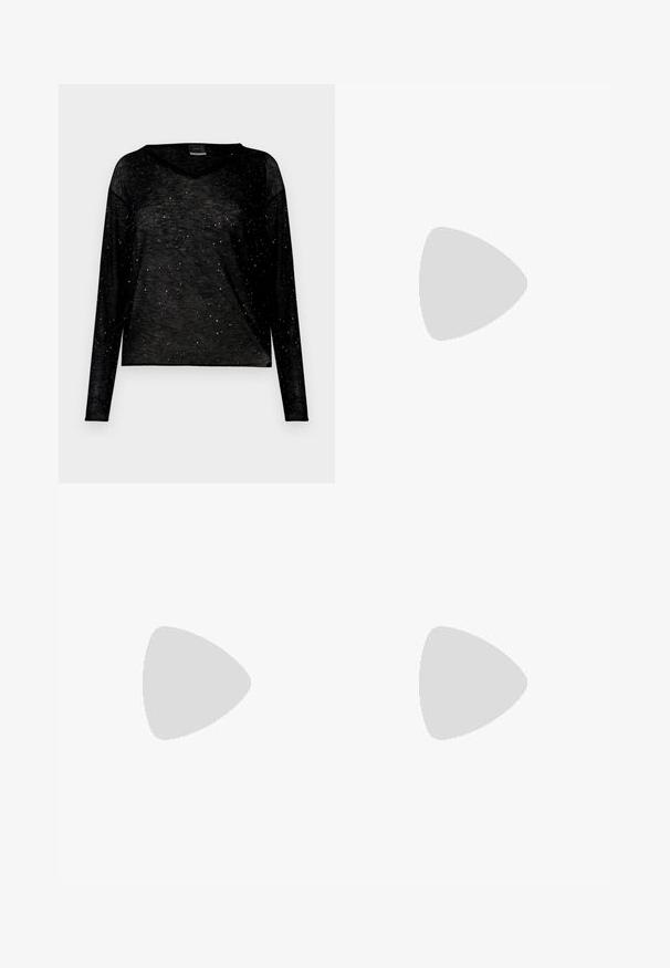 Top preto de manga comprida com decote em V, feito de tecido leve com detalhes metálicos dispersos para um aspeto texturizado.; Calças de couro preto com um ajuste solto, apresentando um design de perna reta, bolsos frontais e detalhes de costura visíveis.; Bota de tornozelo em couro preto com bico fino e salto pequeno. Apresenta um detalhe em corrente dourada no tornozelo. Cercada por uma superfície de pedra texturizada.; Carteira de mão em couro preto com formato retangular, textura suave, alça de ombro fina e design minimalista.