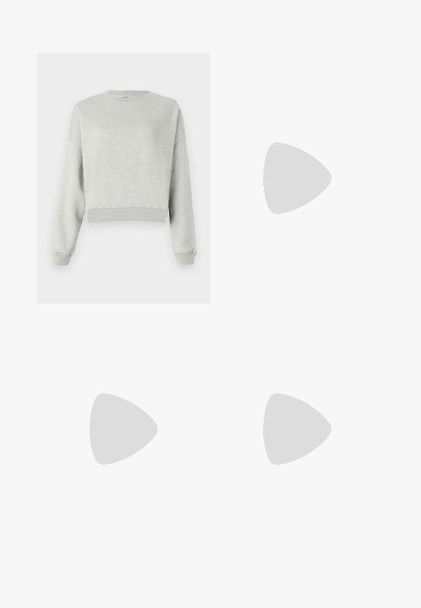 Szürke pulóver puha, texturált anyagból. Kerek nyakkivágással, hosszú ujjakkal és cropped hem-mel rendelkezik. Egyszerű dizájn, nincs minta vagy díszítés.; Fehér ujjatlan felső bordás anyagból, kerek nyakkivágással és áttetsző gombokkal záródó elülső résszel.; Széles lábú kék farmernadrág elhalványodott felülettel, gombos és cipzáras záródással, öt zsebbel és övhurkokkal.; Fehér bőr sneaker bézs velúr részletekkel, perforált orr résszel, lapos fűzőkkel és textúrált krémszínű talppal. Finom márkajelzés található a sarkán.