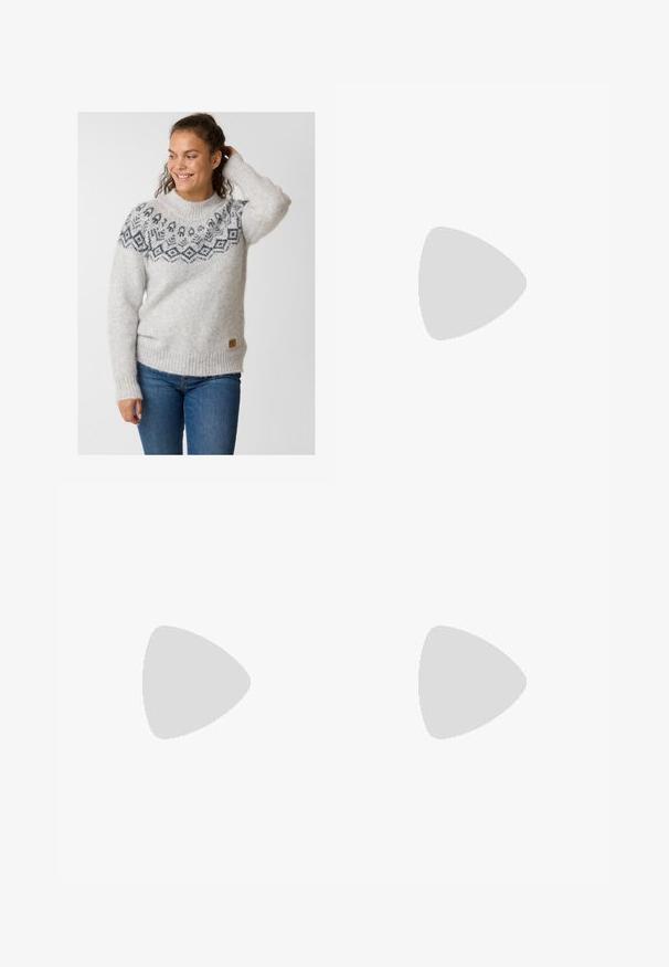 Maglione lavorato a maglia di un grigio chiaro con un motivo sul giromanica di colore grigio scuro. Polsini e orlo a coste, con una piccola etichetta in pelle sul lato.; Jeans a gamba larga di denim blu scuro con vita alta, caratterizzati da cuciture arancioni, design a cinque tasche e chiusura con bottone.; Stivaletti neri in suede con tacco spesso, punta rotonda e occhielli in argento, caratterizzati da un colletto in pelle nera opaca e una suola texturizzata.; Borsa a tracolla nera in pelle con superficie testurizzata, tracolla regolabile e accessori in argento. Presenta una patta frontale con chiusura a clip.