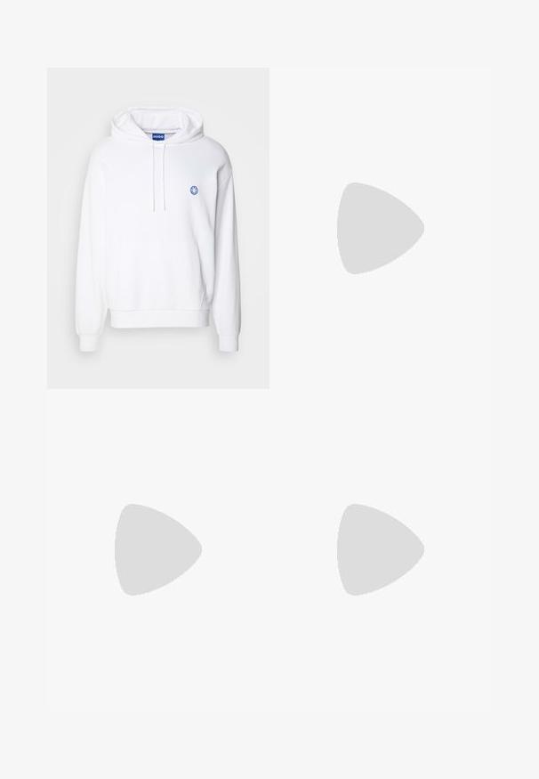 Valkoinen huppari, jossa on etutasku, nyöritettävä huppu ja sininen hymyilevä logo rinnassa. Valmistettu pehmeästä puuvillamateriaalista.; Valkoinen puuvillateepaita, jossa on pyöreä kaula-aukko, lyhyet hihat ja hillitty kohopainettu logo rinnassa. Sisämerkissä on oranssi yksityiskohta.; Siniset farkut korkealla vyötäröllä, suoralla lahkeella ja hienovaraisella kulutuksella. Ominaisuuksiin kuuluu klassinen viiden taskun tyyli ja vetoketjukiinnitys.; Valkoiset urheilukengät, jotka on valmistettu verkkokankaasta ja mokasta, sisältävät tekstuurillisen välipohjan, teksturoituja yksityiskohtia ja "HUGO"-logon sivussa.