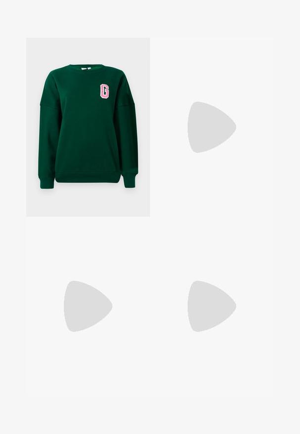 Sweatshirt verde, mistura de algodão, com decote redondo, ombros caídos, apresenta a letra "G" bordada em rosa no lado esquerdo do peito. Corte clássico.; Camisa cropped de manga longa em padrão xadrez azul e preto, com colarinho pontudo e botões brancos na frente, sobre um fundo branco.; Calças de ganga de perna larga em azul escuro. Apresentam cintura alta, cinco bolsos e costuras contrastantes. Textura suave com bainha limpa.; Sapatilhas com padrão de leopardo, parte superior em camurça bege, sola de borracha castanha e detalhes brancos. Bico redondo e design com atacadores, com um acabamento texturizado.