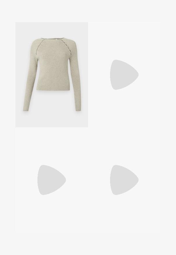 Svijetlosmeđi rebrasti džemper od pletenine s dugim rukavima, okruglim izrezom i ukrasnim valovitim šavovima duž ramena. Mekana tekstura.; Crne traperice visokog struka s širokim nogavicama, s pet džepova i detaljima od srebrne boje. Cjelokupna površina je glatka.; Crne kožne sandale na petu s ikkrenim nosom, malom kitten petom i dekorativnom mašnom sprijeda. Glatka tekstura svuda.; Bijela pravokutna torbica s kopčanjem, izrađena od sjajnog materijala, s srebrnim lančićem. Model pozira, prikazujući torbicu na jednostavnoj pozadini.