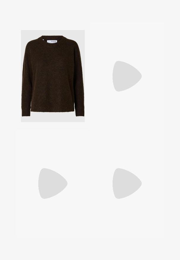 Selected Femme SLFLULU LS O-NECK B NOOS - Džemperis - coffee bean; Gaiši zili džinsu šorti, kas aprīkoti ar piecām kabatām, rāvējslēdzēja aizdari un pogu aizdari. Apakšmala ir saplēsta, un izskats ir brīvs.; Brūnas patentētas ādas sprauga kurpes ar norādītu pirkstu un mērenu papēdi. Aprīkotas ar sprādzi, lai nodrošinātu drošu fit. Gluda tekstūra.; Even&Odd Rokassoma - brown