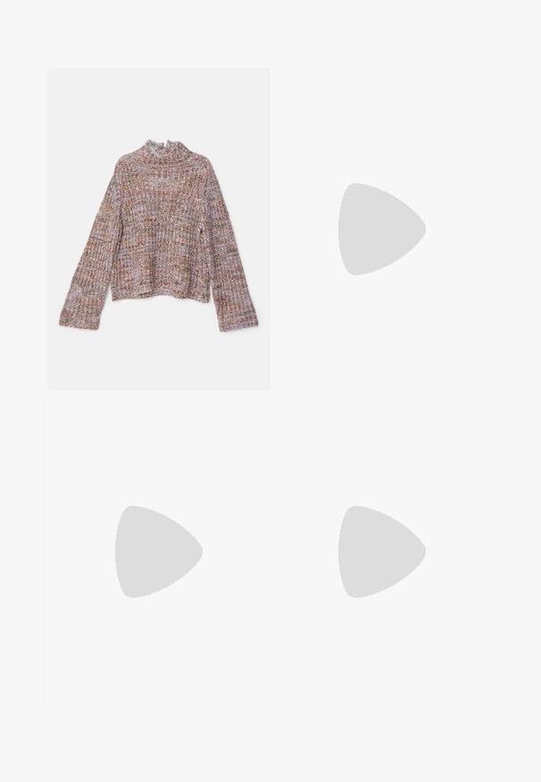 Sweter dziergany z wysokim dekoltem, z wielokolorowym wzorem w odcieniach fioletu, brązu i bieli. Długie, rozszerzane rękawy.; Jasnoniebieskie dżinsy typu wide-leg z wyblakłą teksturą, wysokim stanem i tradycyjnym pięciokieszeniowym krojem. Metalowy guzik i zamek błyskawiczny.; Brązowy zamszowy botek sięgający kostki z ostrym czubkiem, dekoracyjnym paskiem i detalem klamry oraz masywnym czarnym obcasem. Gładka faktura i elegancki design.; Czarna skórzana torebka o okrągłym kształcie, z szerokim paskiem i teksturowanym wykończeniem. Posiada subtelny detal szwu i akcenty w odcieniu złota.