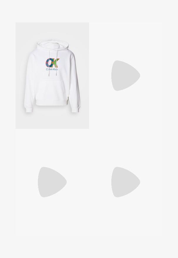 Λευκό φούτερ με τσέπη καγκουρό εμπρός, κουκούλα με κορδόνι και πολύχρωμο λογότυπο "OK" με την ένδειξη "Calvin Klein" σε μπλε χρώμα.; Λευκό βαμβακερό πουκάμισο μακρυμάνικο με στρογγυλή λαιμόκοψη, πλαϊνές σχισμές στο κάτω μέρος και λεία υφή, εμφανιζόμενο από πίσω.; Ανοιχτό μπλε τζιν παντελόνι με ευθεία γραμμή, πέντε τσέπες, κλείσιμο με κουμπί, ελάχιστη φθορά και αντίθετες ραφές.; Λευκό αθλητικό παπούτσι με άνω μέρος από λείο δέρμα και χαμηλό προφίλ. Διαθέτει στρογγυλεμένη μύτη, έξι τρυπούλες και υφασμένη καουτσούκ σόλα.
