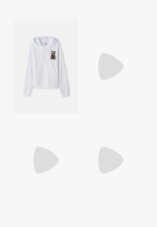 Felpa bianca con cappuccio, tasca frontale e grafica di un orso con testo. Realizzata in tessuto morbido, presenta polsini e orlo a costine.; Camicia bianca a maniche lunghe con colletto a punta, caratterizzata da testo nero e grafiche stampate sul fronte e sul retro. Chiusura con bottoni.; Pantaloni neri su misura con un design a gamba larga, caratterizzati da una texture liscia e pieghe nette, realizzati in un tessuto tessuto.; Scarpa da corsa nera con una combinazione di materiali in rete e sintetici, suola spessa, design curvo e marchio ben visibile sul lato.; Papillon nero con una finitura testurizzata. Presenta una punta appuntita e la parola "MOSCHINO" ricamata in argento su un lato.