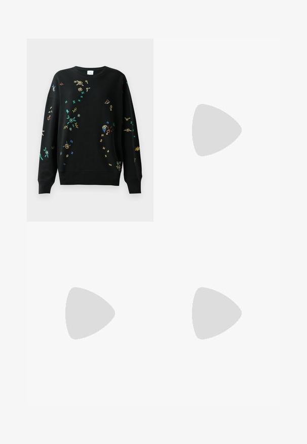 Sweatshirt noir avec broderies multicolores de fleurs et de papillons, col rond, coupe ample, poignets et ourlet côtelés. Matière douce en mélange de coton.; Jupe midi en tricot blanche présentant un motif texturé avec des lignes verticales et des découpes près de l'ourlet. Taille élastique. Matériau doux.; Ballerines en cuir noir avec un bout rond, texture lisse, détails de couture minimalistes et design de semelle flexible.; Sac à main en cuir marron avec une fermeture à rabat, des accents en métal doré, une bandoulière et une texture lisse. Forme rectangulaire compacte.
