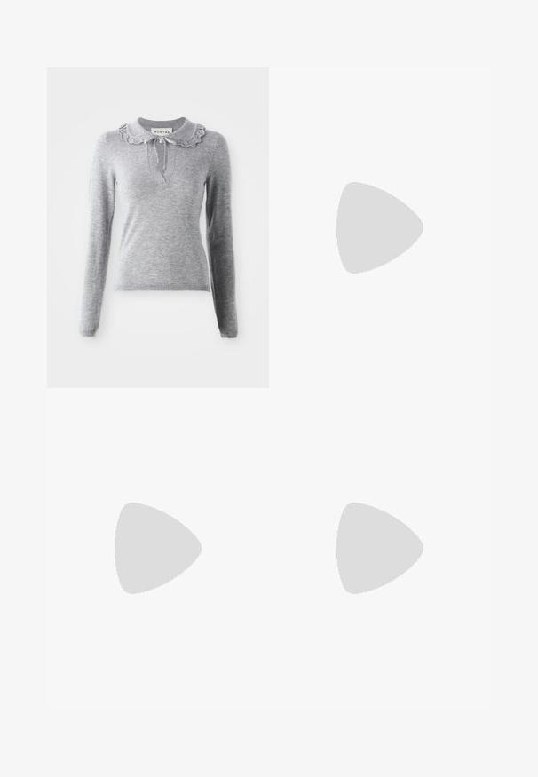 Grauer Strickpullover mit Rüschensaumkragen, langen Ärmeln und V-Ausschnitt. Verfügt über eine Kordelzugdetails am Kragen.; Graues Langarmshirt mit rundem Ausschnitt, ausgestattet mit einer weißen Borte am Kragen und an den Bündchen. Hergestellt aus weichem, strukturiertem Stoff.; Dunkelblaue, weite High-Waist-Hosen aus Denim mit einem Knopfverschluss vorne, zwei Seitentaschen und Nähdetails.; Burgunderfarbenes Lackleder-Schuhwerk mit einer spitzen Zehe, Knöchelriemen und einem 5 cm hohen, konisch zulaufenden Absatz. Glatte Textur und minimalistisches Design.; Schwarze Stoffhandtasche mit geraffter Textur, zwei Schulterträgern und Kordelzugverschluss an den Seiten. Glattes, leichtes Material.