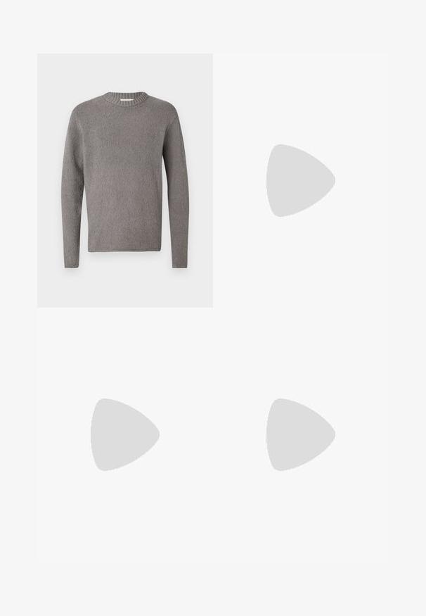 DRYKORN LEANDO - Pulover - grey; Cămașă albă din bumbac cu mâneci lungi, decolteu rotund, fante pe laterale la baza, cu o textură netedă, expusă din spate.; Jeans din denim bleu deschis cu un design drept, cinci buzunare, închidere cu buton, decolorare minimă și detalii de cusătură în contrast.; Adidași albi cu o suprafață din piele netedă și un profil jos. Au un vârf rotunjit, șase orificii pentru șireturi și o talpă din cauciuc texturată.