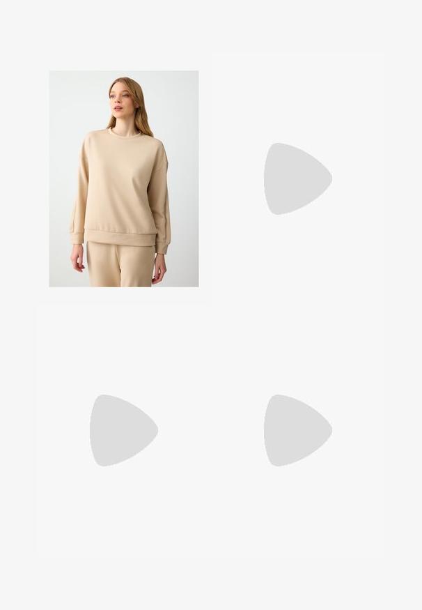 Sweatshirt beige con finitura testurizzata, scollatura rotonda e spalle scese. Il design minimalista presenta dettagli di cucitura sottili e polsini a costine.; Pantaloni larghi in cotone bianco con design classico a cinque tasche e chiusura con bottone in metallo, caratterizzati da dettagli di cucitura sottili.; Pump in pelle nera con tacco alto, punta affilata, tacco a stiletto sottile e scollatura curva. Texture liscia e dettaglio dorato vicino al tacco.; Orologio digitale oro con quadrante rettangolare, display LCD, bracciale in acciaio inossidabile e pulsanti laterali. Presenta un'etichetta di impermeabilità.