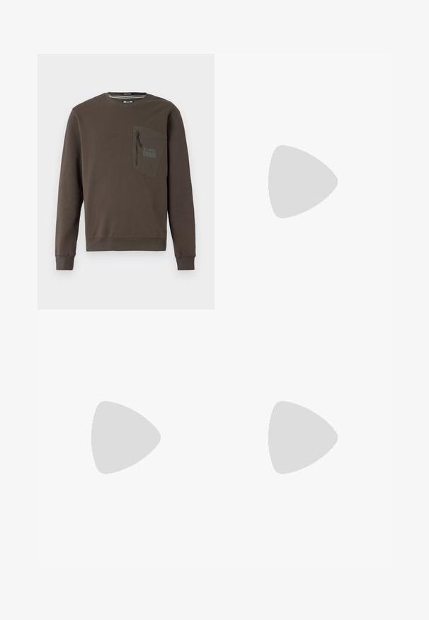 Sudadera marrón con cuello redondo, mangas largas y un bolsillo en el pecho con cremallera. Presenta un parche texturizado y dobladillos y puños acanalados.; Pantalones de mezclilla anchos negros con cintura alta, que cuentan con cinco bolsillos y un cierre de botón. La tela tiene una textura suave y un ligero estiramiento.; Zapatillas de cuero blancas con puntera de ante gris, tres franjas horizontales blancas, acento azul y suela de goma marrón. Detalle texturizado en la suela.; Gafas de sol ovaladas negras con lentes oscuros, montura gruesa y acentos de puntos plateados a los lados. Material de plástico suave, diseño contemporáneo.