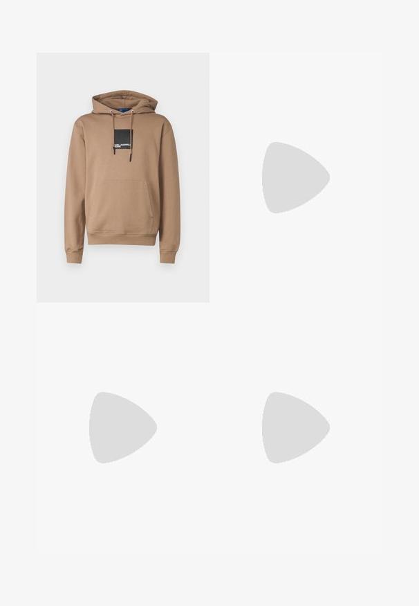 Brun hættetrøje med snøre, frontlomme og et sort firkantet logo-patch. Fremstillet af blødt stof med ribbede manchetter og kant.; Sorte skræddersyede bukser med lige pasform, fremstillet af glat stof. Har bæltestropper og foldedetalje foran.; Hvide lædersneakers med en glat finish, rund tå, flade snørebånd og en struktureret sål. Grå ruskindsdetalje ved hælen.; Klare plastik solbriller med rektangulære brune linser, med tynde, transparente stænger og metal accenter på templerne.
