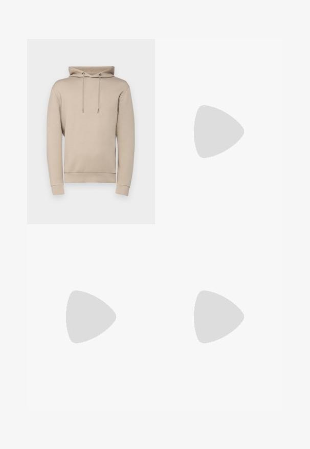 Felpa beige realizzata in tessuto morbido, dotata di cappuccio con cordino, maniche lunghe e orlo a costine. Senza motivi o accenti prominenti.; Tre canotte bianche a coste in cotone. Presentano un colletto rotondo e piccole etichette nere vicino all'orlo. Disponibile in diverse taglie.; Pantaloni sportivi Nike grigi con cintura regolabile, gambe affusolate, tasche laterali e dettagli di cucitura distintivi. Tessuto morbido e texture.; Scarpa sportiva grigia con tomaia in mesh e suede, dettagli bianchi, suola ammortizzata e un design distintivo con elementi riflettenti.