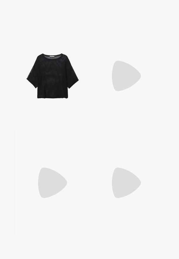 PULL&BEAR CROP - Strickpullover - black; Schwarze Weite-Hosen aus strukturierter Stoff mit einem Kordelzugbund für eine anpassbare Passform. Einfaches Design ohne sichtbare Muster.; Braune knöchelhohe Lederstiefel mit spitzer Zehenform und einem klobigen, transparenten Absatz. Glatte Textur mit minimalen Details.; Marineblaues Seidentuch mit einem weißen, detaillierten Ketten- und Seilmuster, mit Fransen und einem geometrischen Design. Am Rand mit einem kontrastierenden weißen Saum versehen.; Ehering aus Gelbgold, glatte und polierte Oberfläche, abgerundete Kanten, einfaches und elegantes Design, ohne sichtbare Verzierungen.