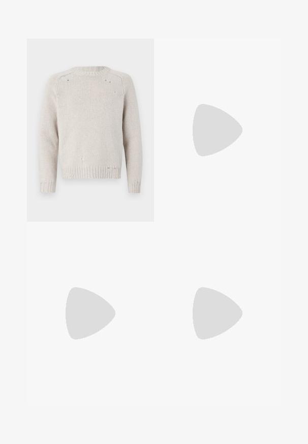 Licht beige gebreide trui met een ronde halslijn, lange mouwen en gescheurd detail op de voorkant en onderrand. Getextureerde ribgebreide manchetten.; Blauwe denim wijdgerande jeans met een hoge taille, voorzien van subtiele vervaging, vijf zakken en een metalen knoopsluiting aan de voorkant.; Bruine suede instapper met een dikke zwarte rubberen zool, voorzien van gedurfde profielpatronen en een gladde, ronde neusdesign.; Zwarte synthetische totebag met twee handvatten, een afneembare schouderriem, een voorvak met rits en zilverkleurige hardware accenten.