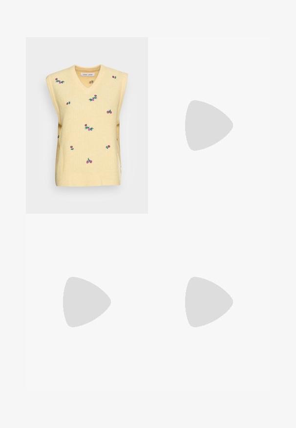 Samsøe Samsøe NORA VEST - Camisola - double cream; Saia maxi de denim azul claro com um design reto, fecho frontal com botões e costura visível. Possui dois bolsos frontais.; Sapatilhas brancas de couro com uma sola branca espessa, detalhe em camurça preta no calcanhar e logótipo em relevo na lateral. Design com atacadores e seis ilhós.; Brincos de argola prateados com um acabamento suave e brilhante. Forma arredondada, design leve, com fecho de pino.