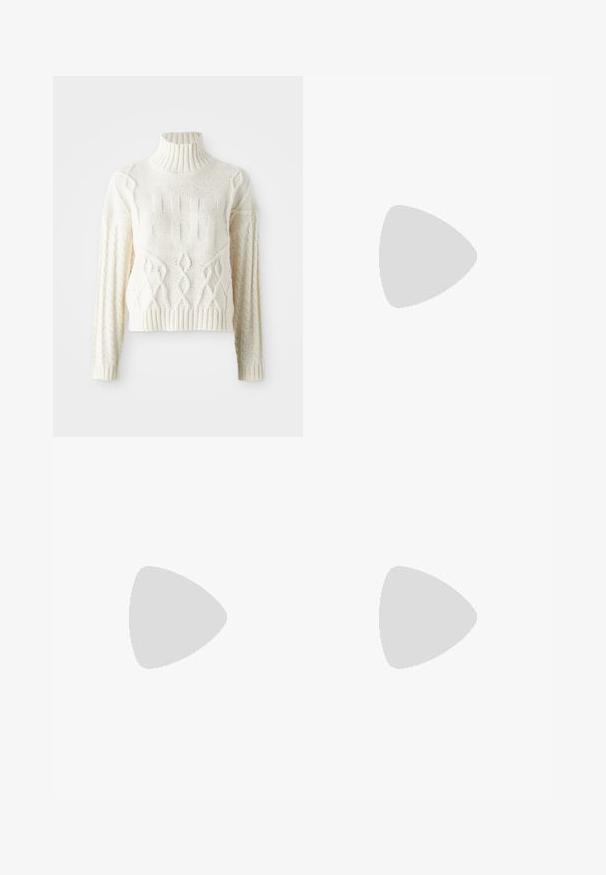 Pulover tricotat crem cu guler înalt rib ce prezintă modele texturate și detalii cu tricot cu cablu pe mâneci și corp. Stil scurt, ajustat.; Maje PILAILLE - Pantaloni - noir; Sandale negre cu toc înalt, cu mai multe curele înguste, design slingback și un accent argintiu pe toc. Material superior neted și toc pătrat.; Maje MISS MINI - Geantă crossbody - noir