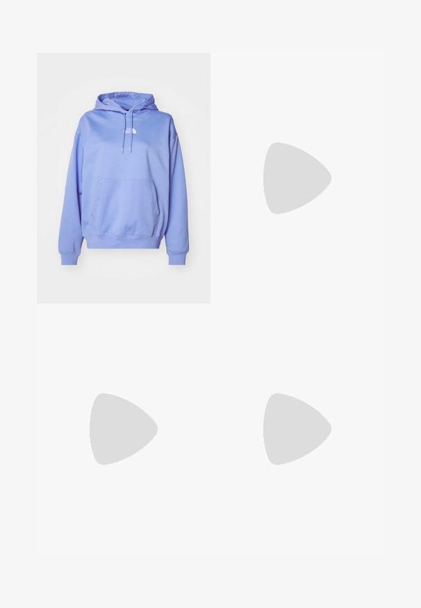 Felpa con cappuccio di un leggero colore viola realizzata in morbido tessuto, dotata di una tasca frontale, polsini a coste e un piccolo logo sul petto.; Pantaloni in cotone beige a gamba larga con vita alta, chiusura con bottone e zip, e quattro tasche; texture liscia con finitura in denim.; Nike sneakers bianchi e argento con tessuto in rete, dettagli riflettenti e suola beige. Indossati con calze nere, in piedi su una superficie blu.; Orecchini a cerchio in argento con una finitura liscia e lucida. Forma rotonda e chiusura a scatto sicura. Design leggero adatto per l'uso quotidiano.