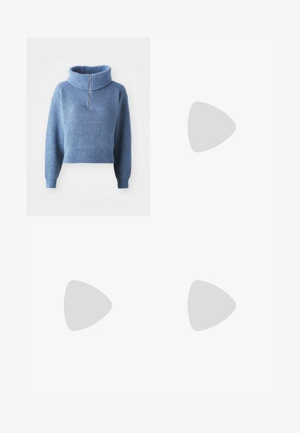 Blå strikkegenser med høy krage og halv glidelås. Har ribbestruktur, lange ermer og en cropped design.; Sorte plisserte bukser med elastisk midje. Har vide ben og et glatt, strukturert stoff med vertikale striper.; Svarte patentlær slingback hæler med spiss tå og geometrisk blokk hæl. Har et stilrent, minimalistisk design og jevn tekstur.; Svart lærveske med en buet form, avtagbar stropp og gullbeslag. Vesken har et klaff med spenne-detall.