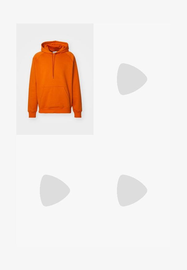 Oranžová mikina s klokaním vreckom na prednej strane, kapucňou so sťahovacou šnúrkou a rebrovanými manžetami. Vyrobená z mäkkej tkaniny s hladkým povrchom.; Čierne športové nohavice s elastickým pásom, s bielymi bočnými prúžkami a malým logom. Materiál vyzerá byť mäkký a ľahký.; Čierno-biele tenisky s vrchom z semišu a kože, s troma bielymi pruhmi, perforovanou špičkou a gumovou podrážkou.; Čierna textilná crossbody taška so zipsovým uzáverom, ktorá má biele logo Adidas a pruhovaný nastaviteľný popruh pre jednoduché nosenie.