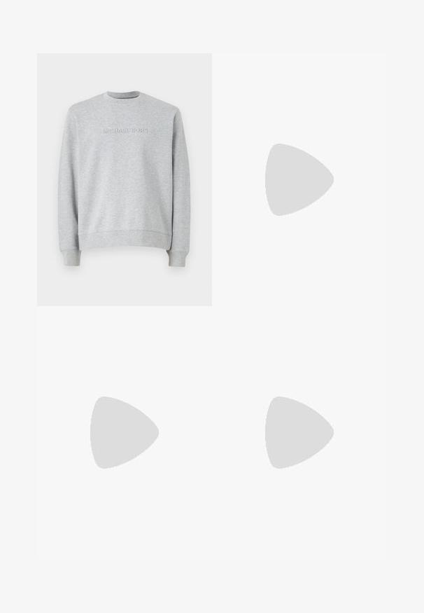 Sudadera gris hecha de un tejido suave. Presenta un cuello redondo, mangas largas y un logotipo en relieve de "MICHAEL KORS" en el frente. Diseño sencillo.; Filippa K TERRY CROPPED TROUSERS - Pantalones - sage melange; Zapatillas blancas y negras con una parte superior de cuero suave, acentos texturizados y una suela blanca gruesa. Presenta un diseño clásico de cordones.; Gafas de sol redondas negras con lentes oscuros y brazos metálicos delgados. Incluye puntas de varilla transparentes y acentos plateados en la bisagra. Diseño minimalista.