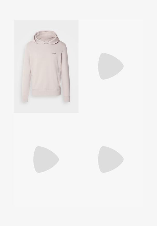 Svetloružová mikina Calvin Klein vyrobená z jemného materiálu, má priestrannú kapucňu, dlhé rukávy a malé logo na hrudi.; Biele tričko s okrúhlym výstrihom vyrobené z bavlny, s krátkymi rukávmi a malým logom vyšitým na ľavej strane hrude. Mäkká textúra.; Sivé tepláky vyrobené z mäkkého zmesového bavlneného materiálu, s elastickým pásom, zúženými nohavicami a malým logom na ľavej strane vrecka.; Biele športové tenisky s hladkým syntetickým zvrškom, čiernym logom a perforovanými detailmi na boku. Gumová podošva.