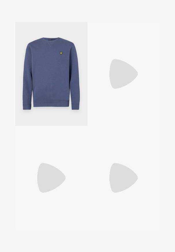 Felpa blu con scollo rotondo, maniche lunghe, polsini a coste e un piccolo logo giallo sul lato sinistro del petto. Materiale in cotone morbido.; Camicia bianca in cotone a maniche lunghe con scollatura rotonda, spacchi laterali in fondo e una texture liscia, mostrata da dietro.; Jeans in denim blu chiaro con design a gamba dritta, cinque tasche, chiusura con bottone, leggero sbiadimento e dettagli di cucitura a contrasto.; Sneaker bianco con tomaia in pelle liscia e profilo basso. Presenta una punta arrotondata, sei occhielli e una suola in gomma testurizzata.