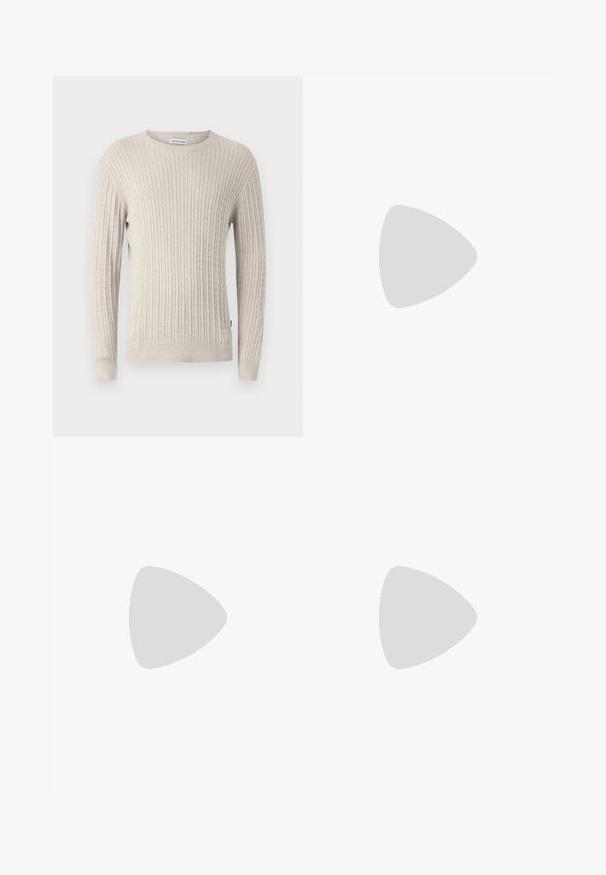 Beige strikket genser med ribbestrikket tekstur, rund hals, lange ermer og solid falm, med en liten logo-lapp på siden.; Beige bukser med en glat tekstur, lige snit, to baglommer med knapper og en standard talje.; Mørkeblå semsket sneakers med lav profil, rund tå og kontrastfarget beige gummisåle. Har tonede snørebånd og en myk tekstillining.; Svart solbriller med en slank plastinnfatning, gradient mørke linser, geometrisk form og signaturmerke på stangen.