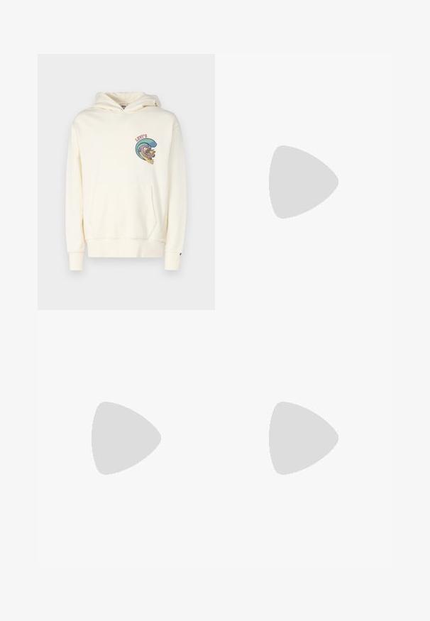 Levi's® THE AUTHENTIC HOODIE - Sweat à capuche - off white; Jean en denim bleu clair avec une coupe droite, présentant une taille mi-haute, cinq poches, et une fermeture à bouton et à fermeture éclair.; Mocassin en cuir noir avec un accent à frange, doté d'une semelle épaisse noire et d'une couture jaune le long du bord. Fini texturé.; Collier en métal argenté à trois couches présentant des chaînes flexibles et élégantes avec un léger éclat, sécurisé par un fermoir en forme de homard et une chaîne ajustable.