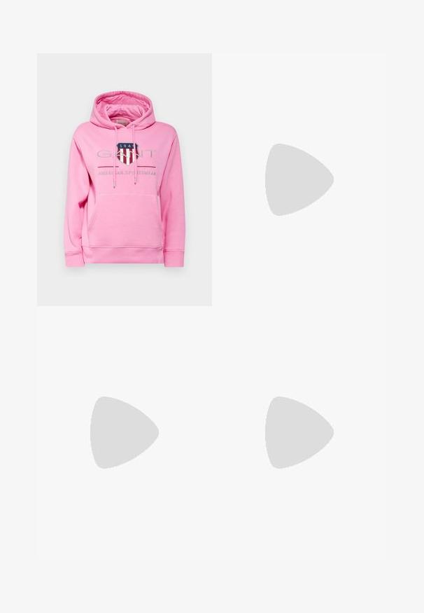 GANT ARCHIVE SHIELD HOODIE - Sweater - candy pink; Lichtblauwe denim jeans met een hoge taille, wijde pijpen, twee zijzakken en geplooid ontwerp. Zachte textuur met een vervaagd uiterlijk.; Zwarte leren slingback hakken met een spitse neus, voorzien van een slanke hak en een goudkleurige accent op de verstelbare band. Gladde textuur.; Zwarte leren handtas met een gestructureerd ontwerp, featuring een verkorte vorm, bovenhandvat en gouden hardwareaccent. Inclusief verstelbare schouderband.