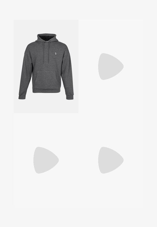 Grijze hoodie met een geweven, wafelstructuur. Voorzien van een buidelzak, verstelbare trekkoordcapuchon en een klein geborduurd logo.; Skinny jeans in vervaagd grijs denim, met versleten details op de knieën, gecombineerd met witte sneakers. Gladde textuur, slank model.; Witte leren sneakers met perforaties, ronde neus, vlakke zool en dikke veters, met een zichtbare swoosh-logo en "AIR" op de hiel.; Zilveren roestvrijstalen horloge met een marineblauwe wijzerplaat, metalen uurmarkeringen en een datumnis op 3 uur. Waterbestendig tot 50 meter.