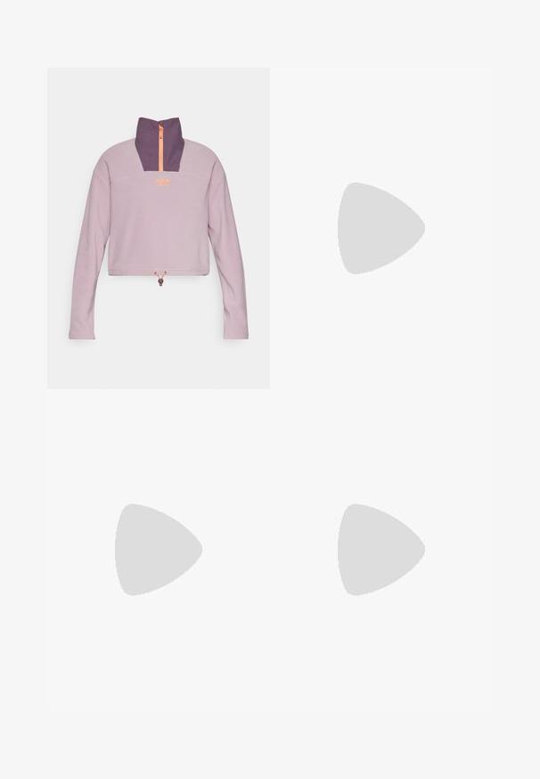 Violetinis trumpas megztinis su aukštu apykakle, oranžiniu užtrauktuku ir raišteliu apačioje. Yra lygi tekstūra ir logotipo detalė.; Balta medvilnės marškinėliai su juodu grafiniu spaudiniu "THE NORTH FACE" logotipo ant priekio. Trumpomis rankovėmis ir apvalia iškirpte.; Balti sniego kelnės su elegantišku dizainu, turinčios dvi priekinės kišenes, sustiprintas juodas apatinis skyrius ir mygtukų užsegimas liemenyje.; Columbia PEAKFREAK - Turistiniai batai - black