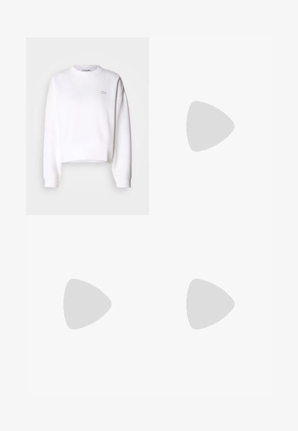 Biely skrátený sveter, zmes bavlny, okrúhly výstrih, dlhé rukávy, rebrované manžety, s malým logom Lacoste na hrudi.; Svetlomodré rozšírené džínsy z denimovej látky, s vysokým pásom, prednými vreckami a surovým lemom na manžetách pre ležérny vzhľad.; Čierne kožené slingback opätky s špicatou špičkou, s úzkym opätkom a zlatým detailom na nastaviteľnom remienku. Hladká textúra.; Čierna kožená kabelka so štruktúrovaným dizajnom, s krátkym tvarom, hornou rúčkou a zlatými prvkami. Súčasťou je nastaviteľný ramenný popruh.