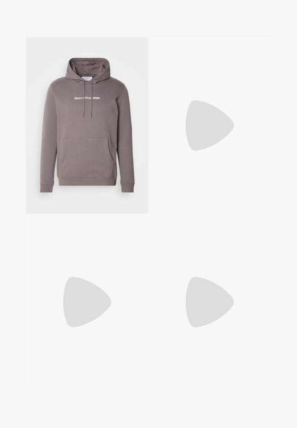 Felpa con cappuccio in cotone grigio misto, con tasca a kangaroo e polsini a costine. Presenta il testo bianco "Marc O'Polo DENIM" davanti.; Pantaloni plissettati verde oliva con taglio dritto. Presentano due bottoni frontali, passanti per cintura e un tessuto dalla superficie liscia.; Mocassini in pelle marrone con finitura liscia, punta arrotondata, cuciture minime e suola spessa in gomma nera. Nessun hardware o accenti visibili.; Orologio in metallo color oro con quadrante nero, indicatori luminosi e tre sotto-quadranti. Presenta un cinturino testurizzato e il logo “HILFIGER” al centro.; Orecchini a croce in oro con una finitura liscia e un gancio appeso, caratterizzati da un design semplice e allungato. Ogni croce è uniforme in dimensione.