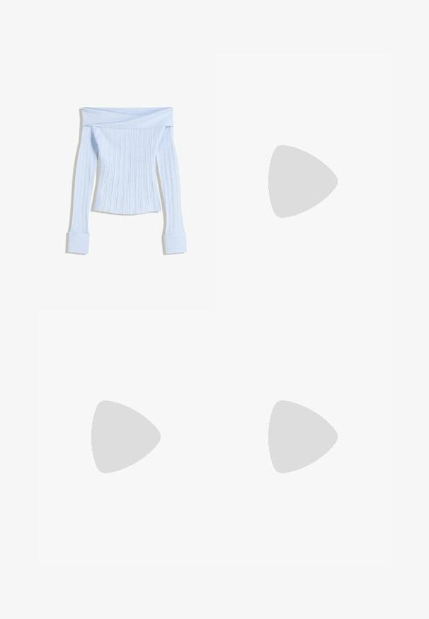 Világoskék, vállnélküli, bordázott pulóver hosszú ujjak és széles mandzsetta részletekkel, texturált anyaggal és diagonális dizájn elemmel a nyakrészén.; Sötétkék, bőszárú farmernadrág, varrott zsebekkel, gombos záródással és sima felülettel. Klasszikus ötpocket dizájnnal rendelkezik.; Fekete csúszó szandál, két arany csattal, sima textúrájú anyagból, lapos talppal és minimalista dizájnnal.; Barna bőr vászontáska sima textúrával, nyitott tetejű dizájnnal és két vállpánttal. Minimális varrással és látható hardver nélkül készült.