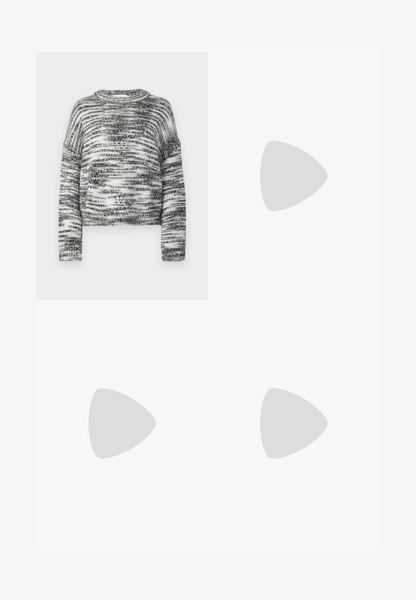 Strikket genser i svart og hvitt med teksturert, stripete mønster, rund hals og senket skuldre. Kort lengde.; Videbenede dressbukser i mørkeblå denim. Har fem lommer, beltestropper og en rå kant i bunden med synlige stikninger.; Svart høyglans sandaler med hæl, firkantet tå, ankelremmer og sølvspenner. Har en kraftig blokkhæl for stabilitet.; Svart lærveske med en buet form, avtagbar stropp og gullbeslag. Vesken har et klaff med spenne-detall.